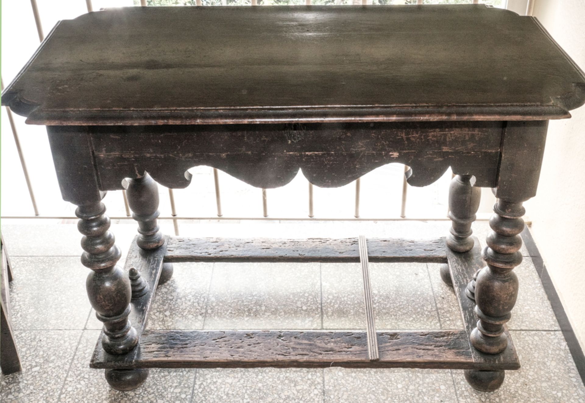 Barock - Tisch, massiv. Breite: ca. 61 cm, Länge: ca. 106 cm, Höhe: ca. 75 cm. Gebrauchsspuren. - Image 2 of 2
