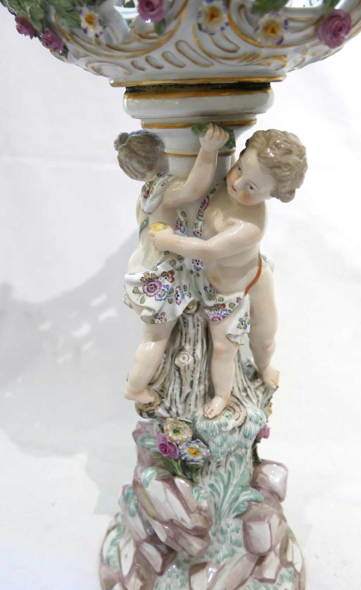 Tafelaufsatz mit Putti, Meissen Ende 19. Jahrhundert, naturalistisch gestalteter Schaft mit Putti- - Image 2 of 5