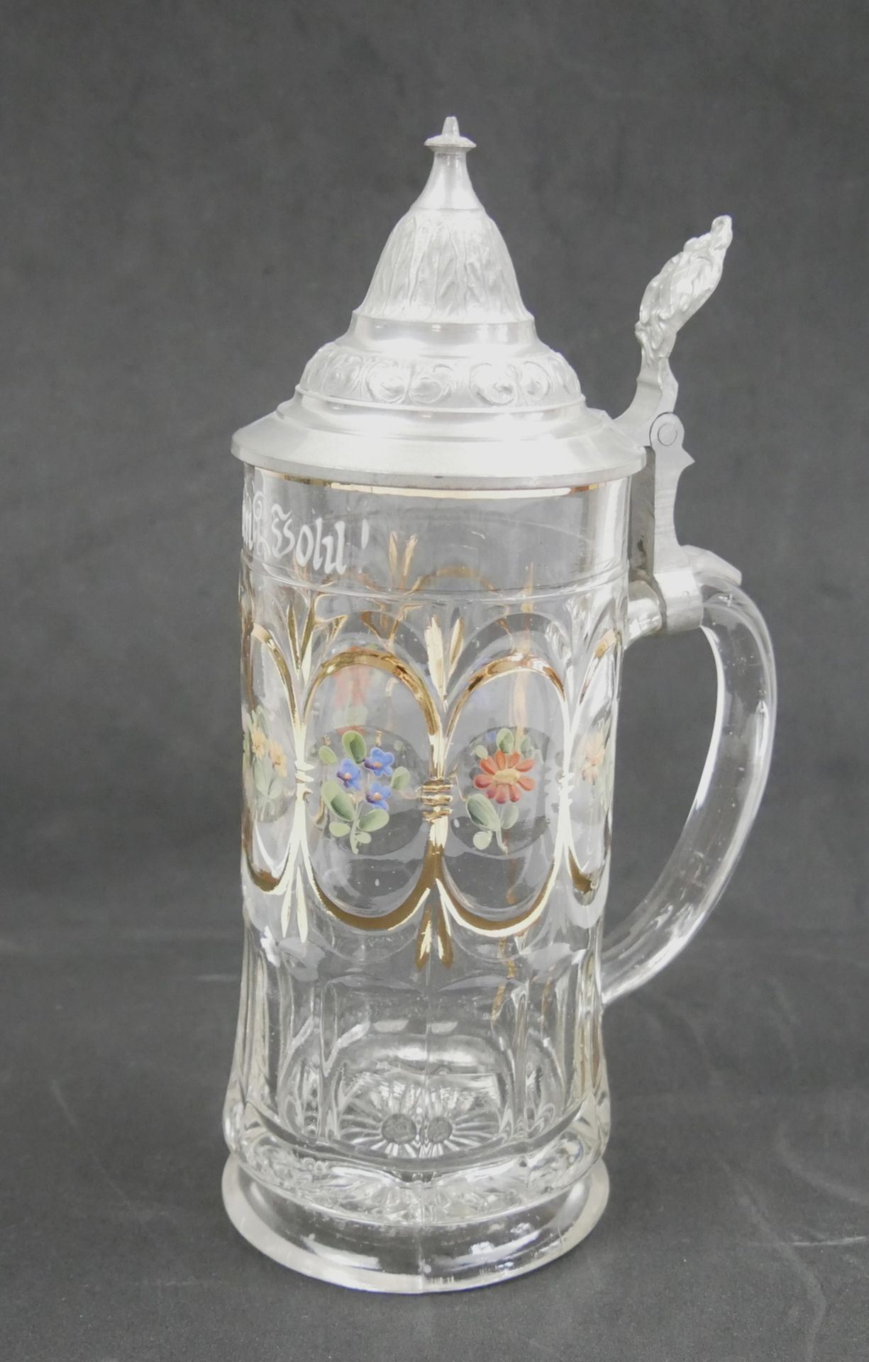 Glasbierkrug mit Daumendrücker. Mit Emaillemalerei und Gravur "Dein Wohl". Höhe mit Deckel ca. 24,