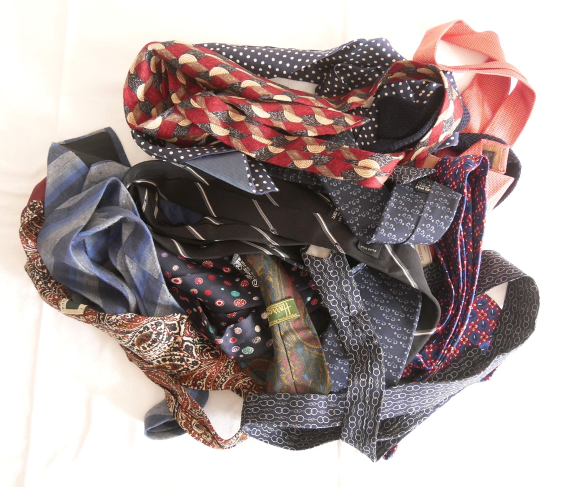 Lot Krawatten, insgesamt 12 Stück. Verschiedene Marken, dabei auch Seide, Ermenegildo Zegna, Celine,
