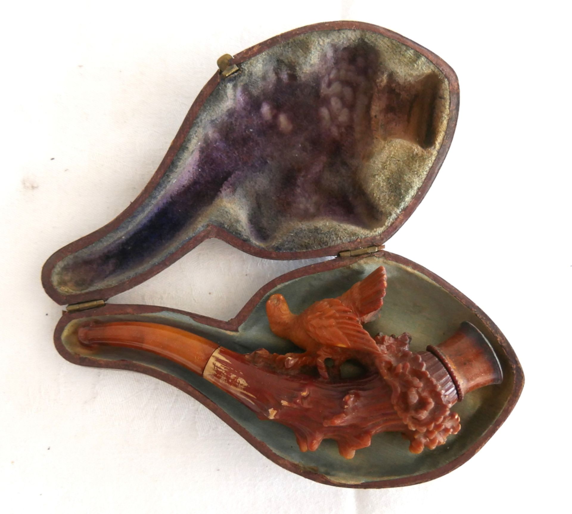 antike Meerschaum Pfeife "Adler" motiv mit Mundstück aus Bernstein und Lederetui.