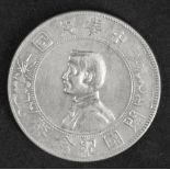 China Republik 1927, 1 Dollar "Dr. Sun Yat Sen". Silber. Erhaltung: ss.