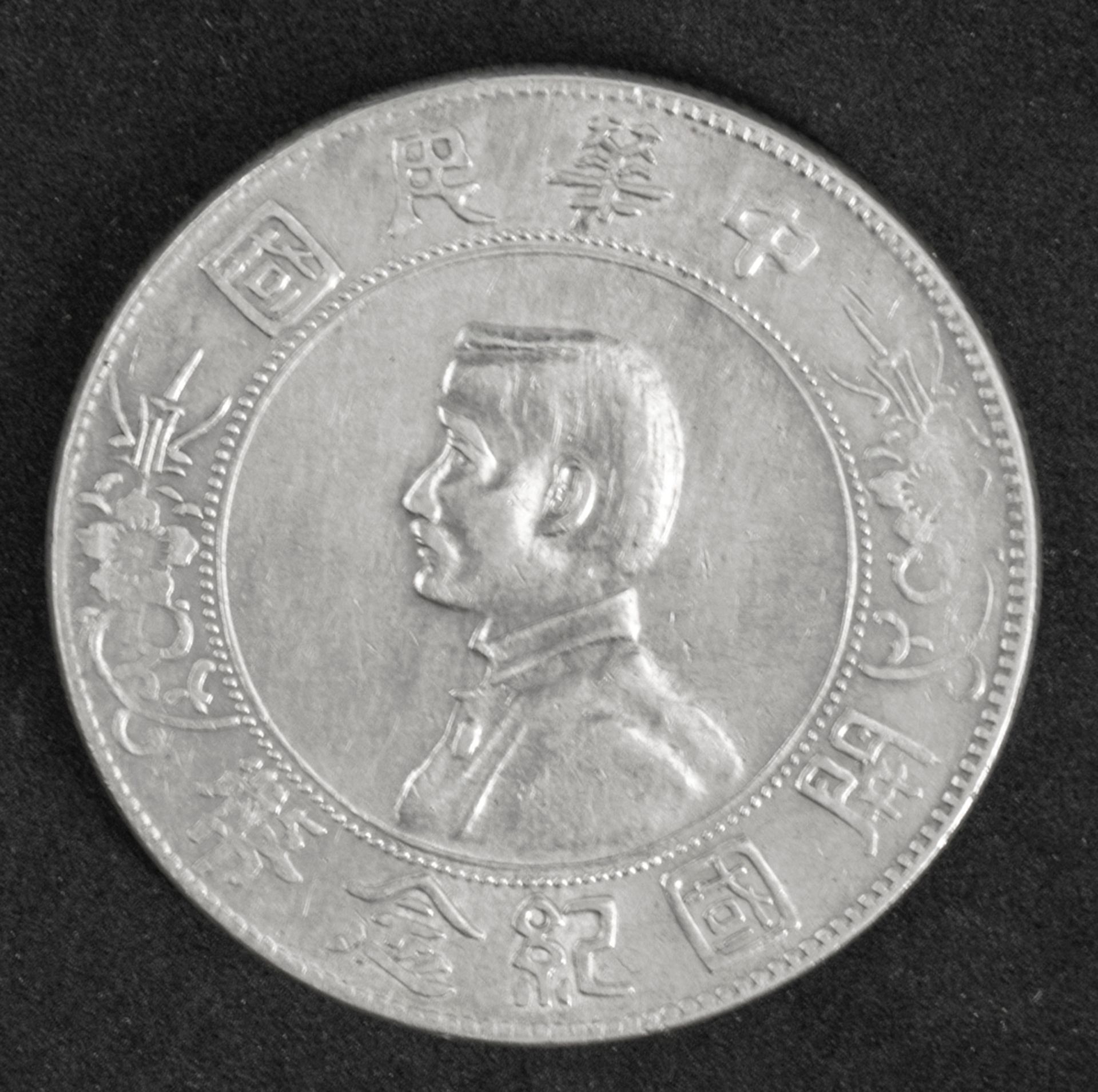 China Republik 1927, 1 Dollar "Dr. Sun Yat Sen". Silber. Erhaltung: ss.