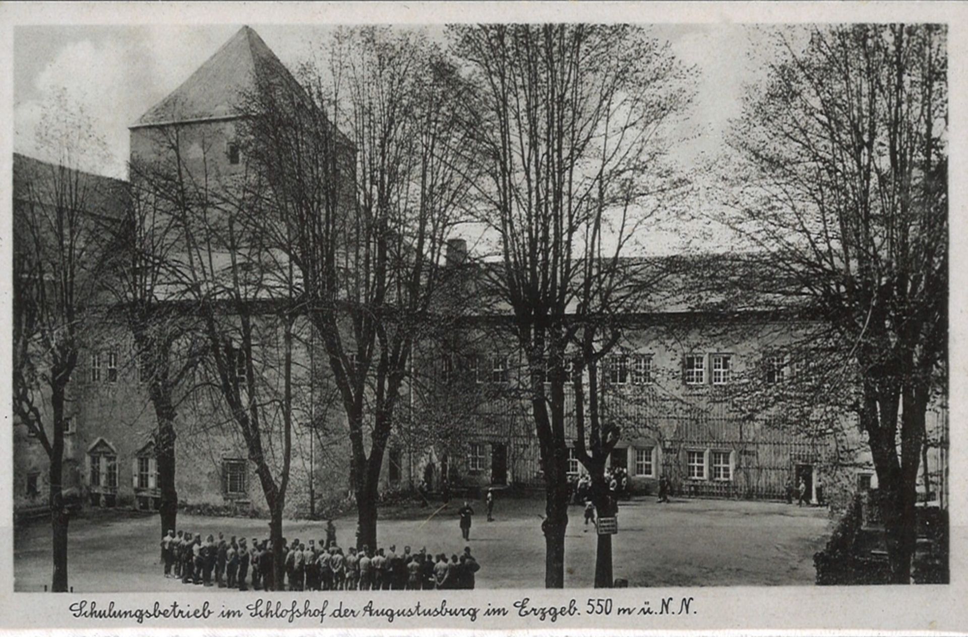 Postkarte "Schulungsbetrieb im Schloßhof der Augustusburg im Erzgebirge 550 m ü. N.N."