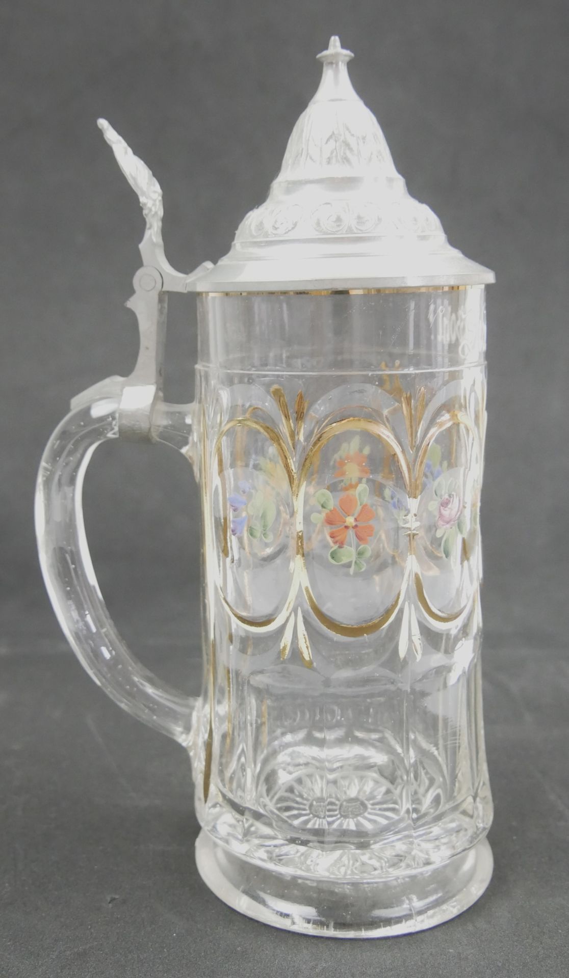 Glasbierkrug mit Daumendrücker. Mit Emaillemalerei und Gravur "Dein Wohl". Höhe mit Deckel ca. 24, - Image 2 of 2