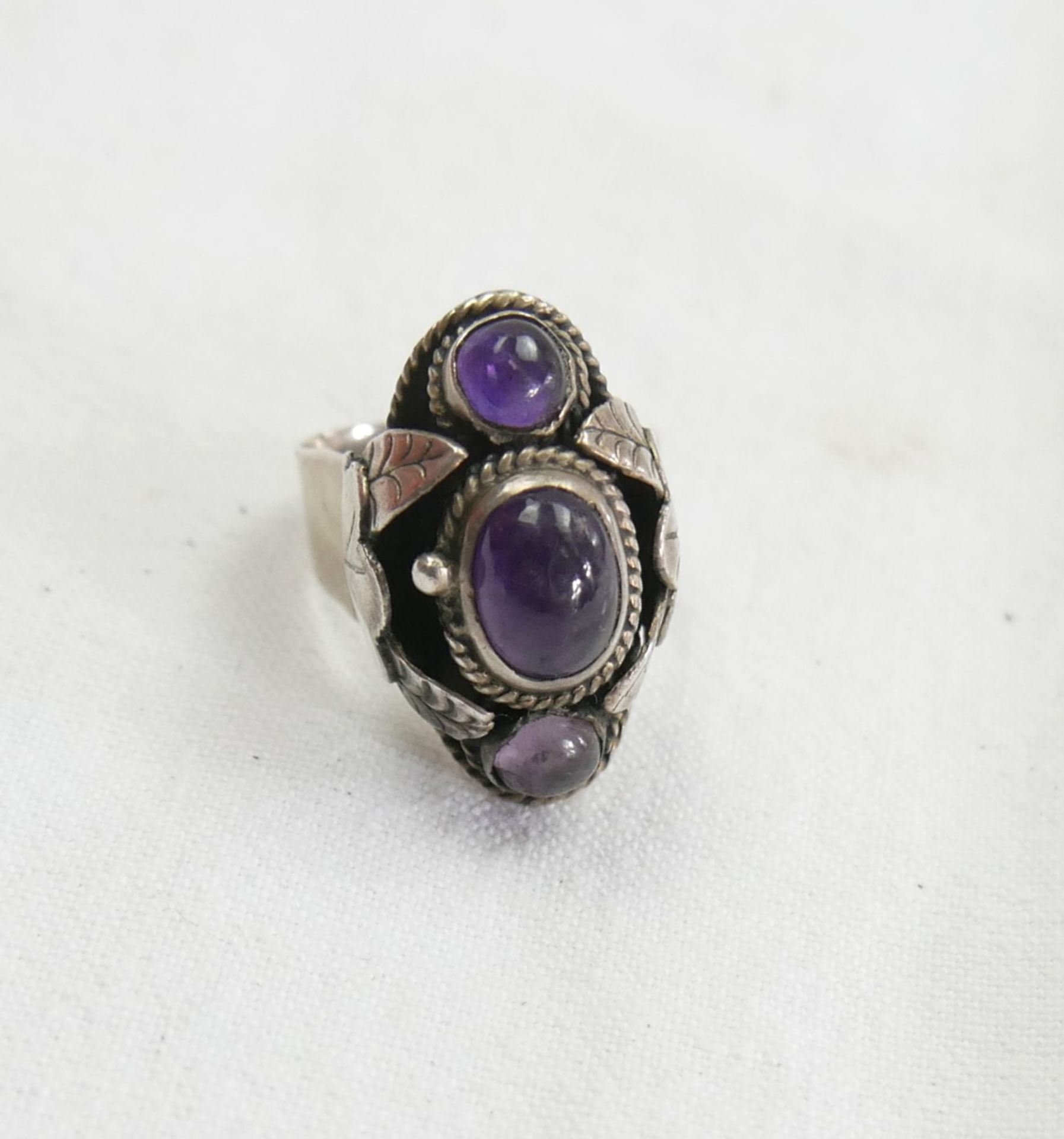 Jugendstil Ring, Punze Mexico Sterling. Mit 3 Amethysten besetzt. Offene Ringschiene