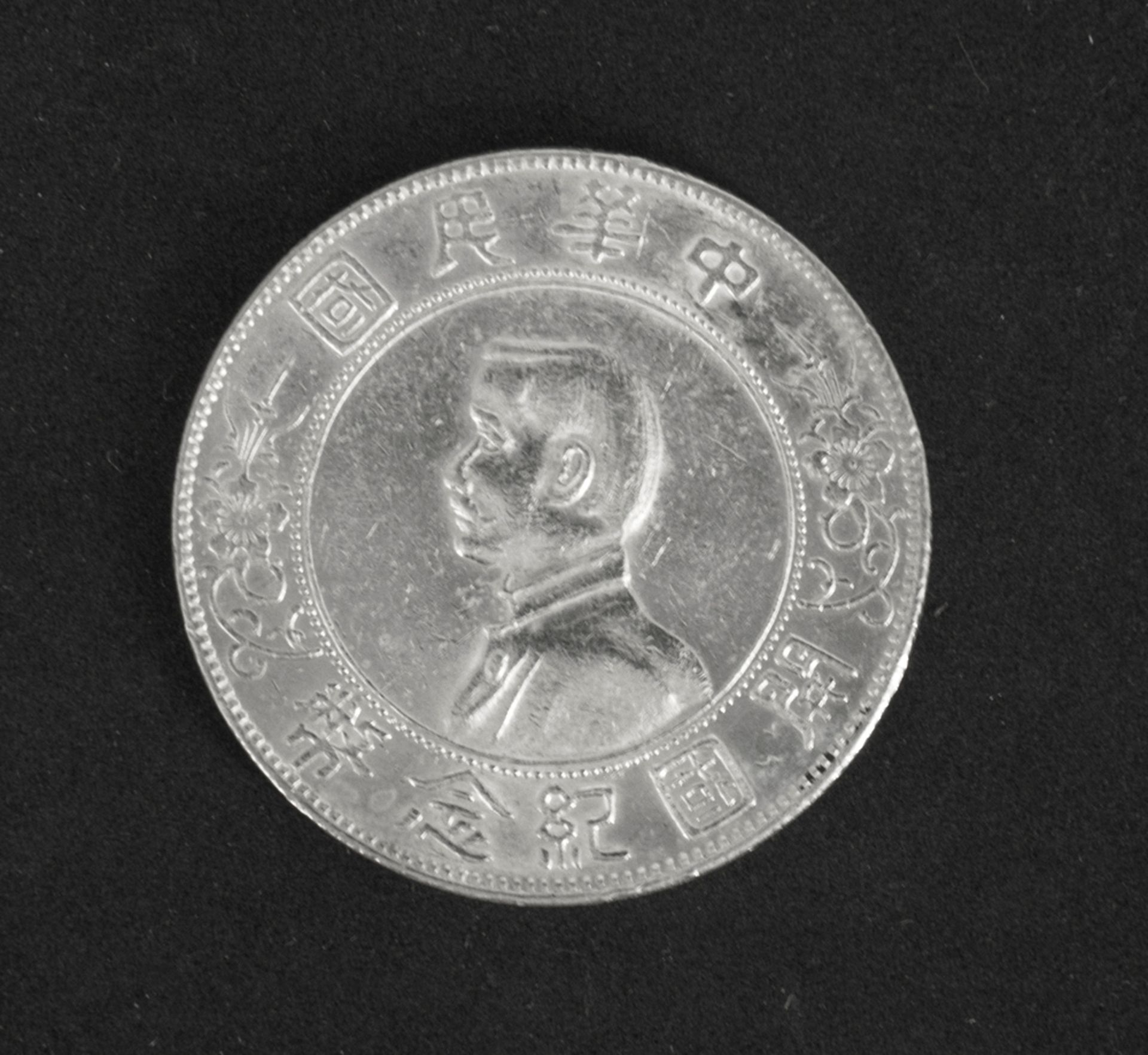 China Republik 1927, 1 Dollar "Dr. Sun Yat Sen". Silber. Erhaltung: ss.