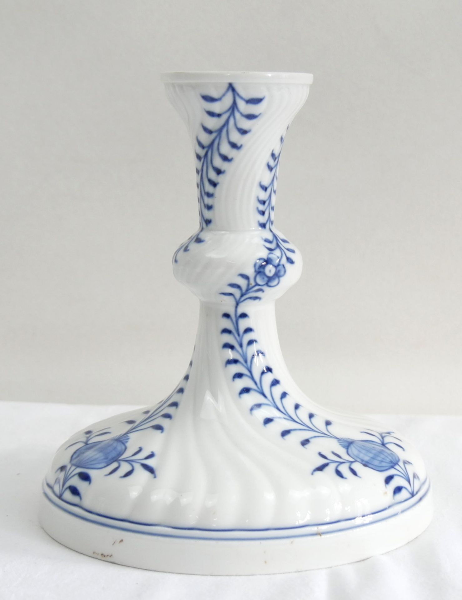 Teichert (Meissen) Zwiebelmuster Dekor, vermutlich Fuss von Etagere. Höhe ca. 17 cm. Chips