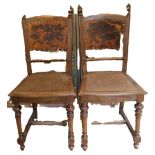 2 antike Esszimmerstühle Löwenköpfe wohl Gründerzeit, zum restaurieren. Maße: Höhe ca. 99 cm, Breite