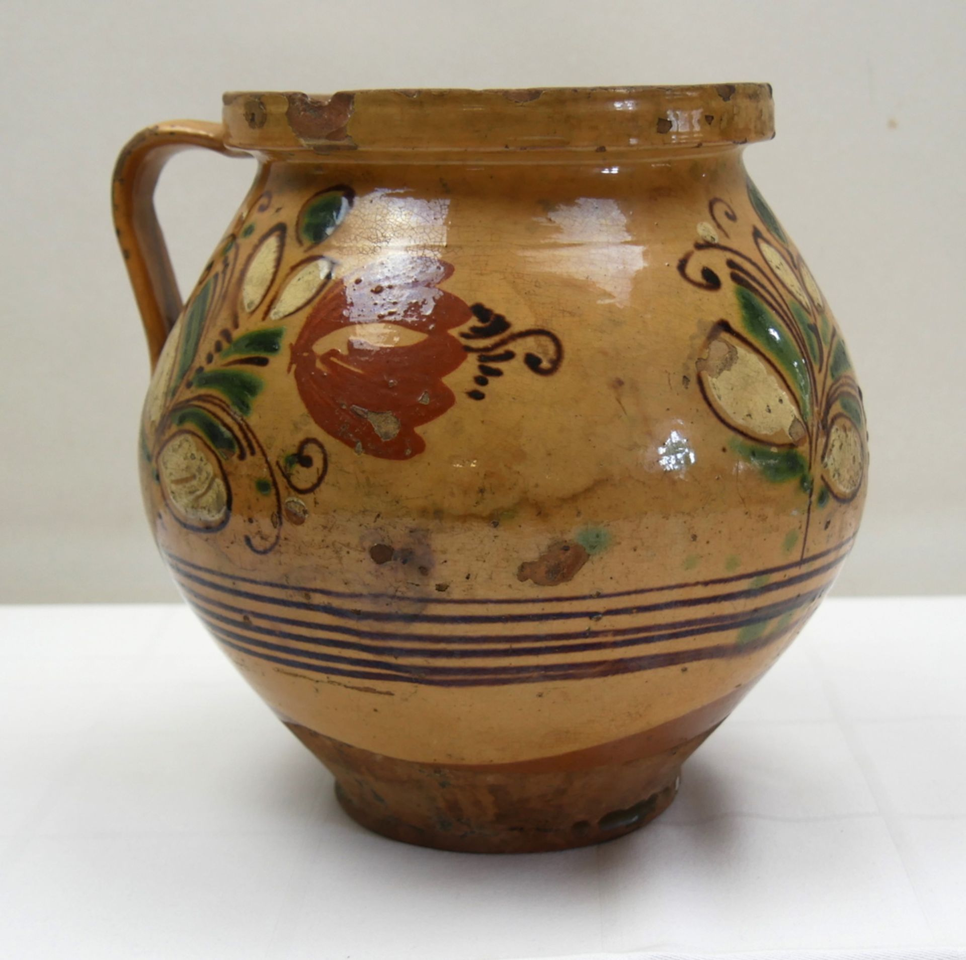 Steinkrug Keramik mit Henkel (1 fehlt!) und floraler bemalung. Wohl um 1900. Handbemalt. Höhe ca. 21