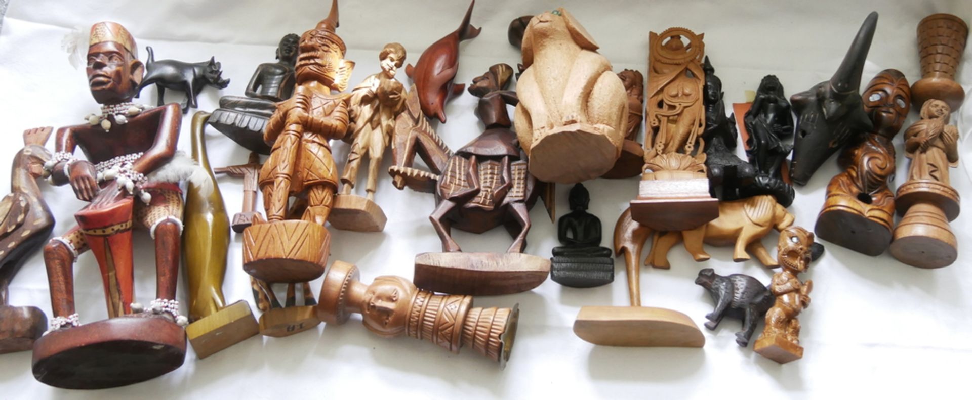 Lot Holzfiguren aus verschiedenen Länder, dabei Tiere, Götter, etc. Bitte besichtigen!
