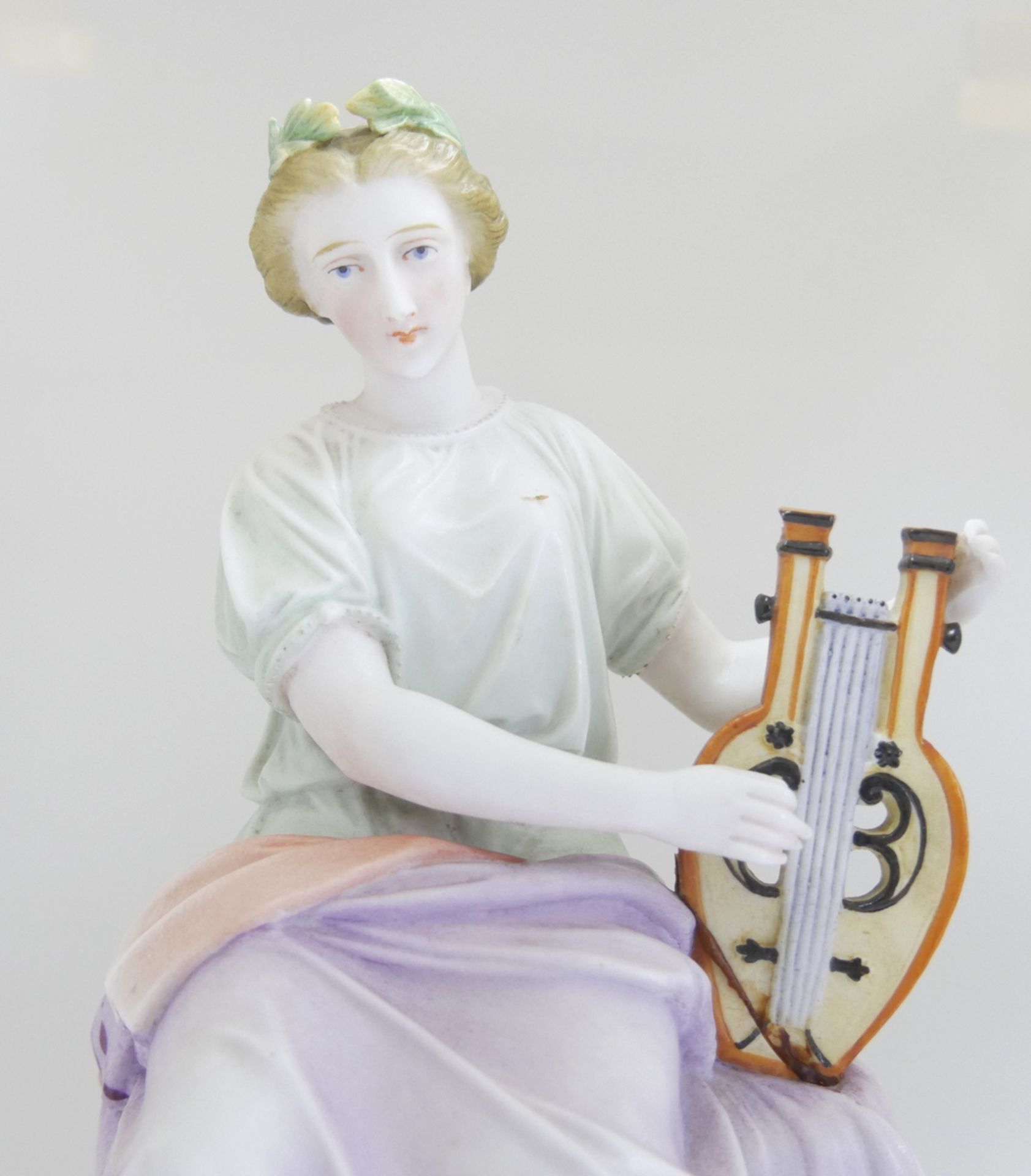 Porzellanfigur "Die Muse" mit Harfe. Antike Figur aus Frankreich. Chips an Fingern und Sockel - Bild 2 aus 6