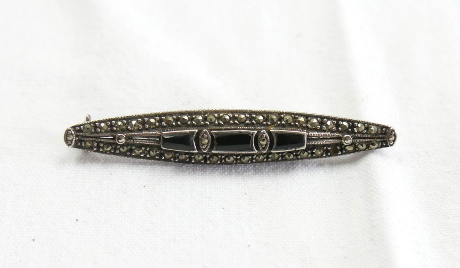 Jugendstil Brosche mit Markasiten und Onyx besetzt. 835er Silber. Signatur TH