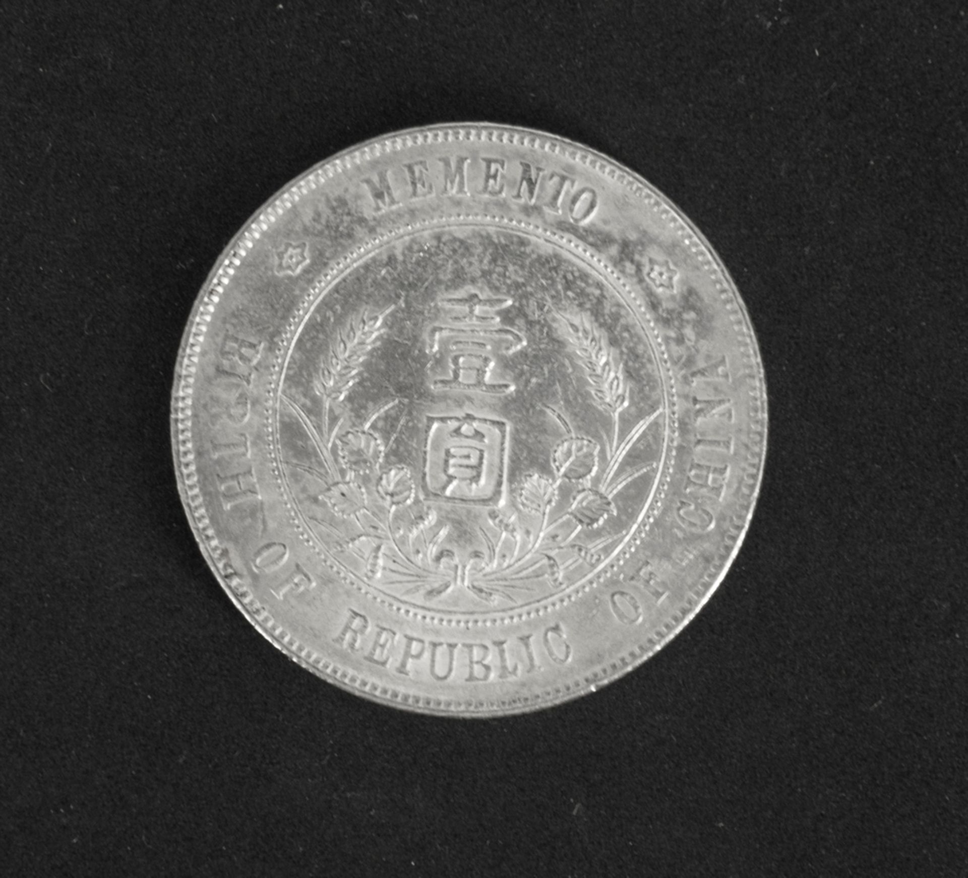 China Republik 1927, 1 Dollar "Dr. Sun Yat Sen". Silber. Erhaltung: ss. - Image 2 of 2