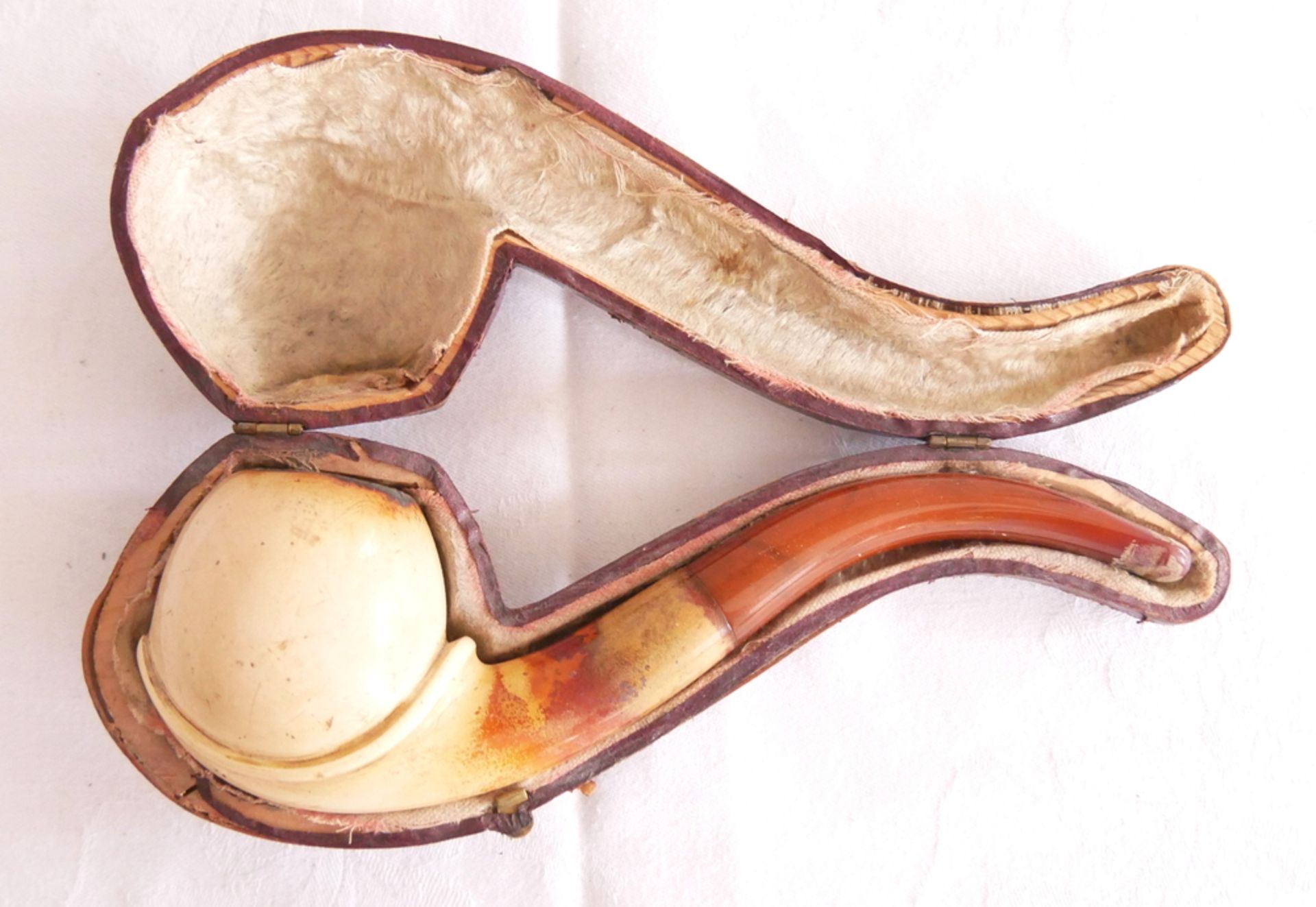 antike Meerschaumpfeife mit Mundstück aus Bernstein im Etui.