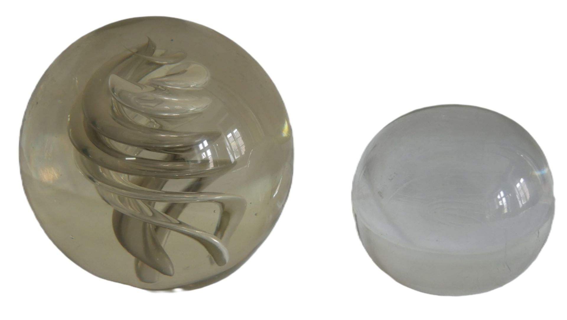 2 Glas Paperweight. 1x klar mit großer Spirale sowie 1x klar