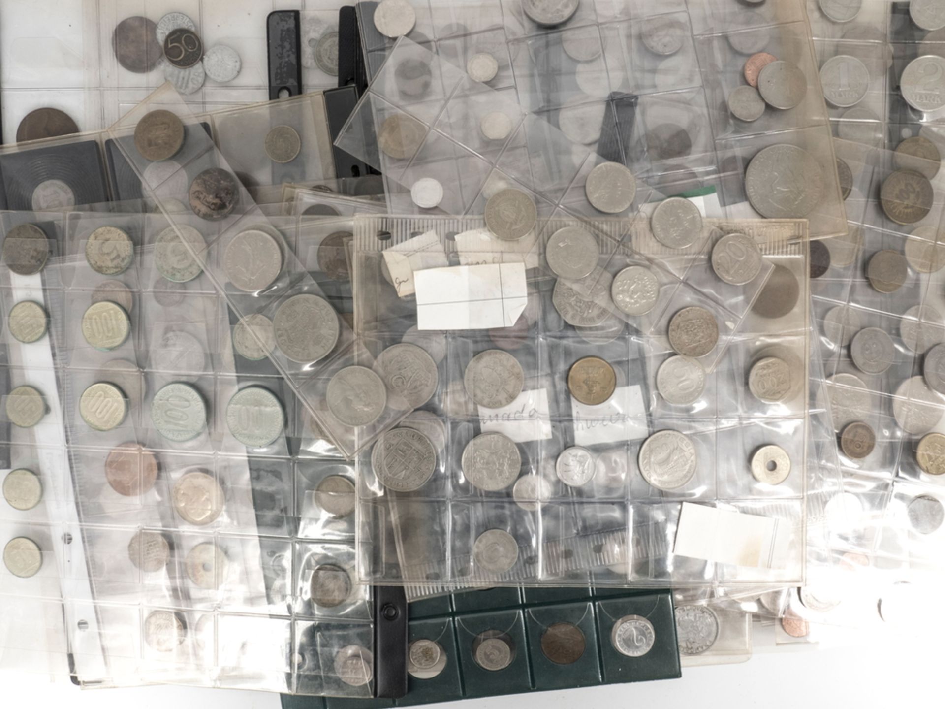 Fundgrube - Lot Münzen aus aller Welt. Über 930 Münzen. Bitte besichtigen.