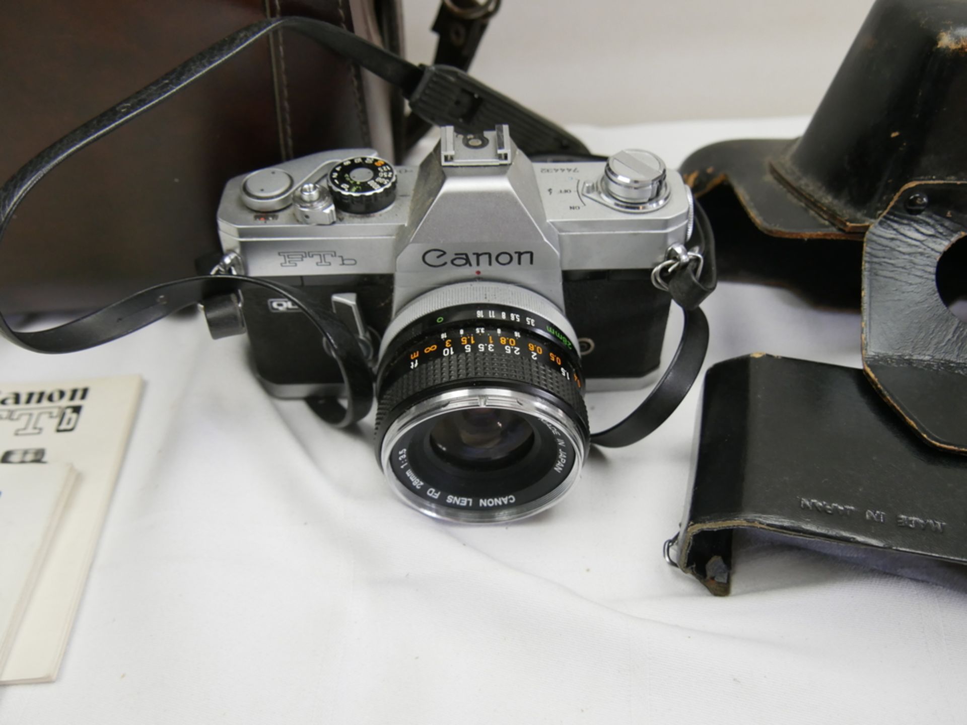 Canon FTb Kamera (ab März 1971 von Canon in Japan hergestellt) mit Visier und Aufbewahrungstasche. - Bild 2 aus 2