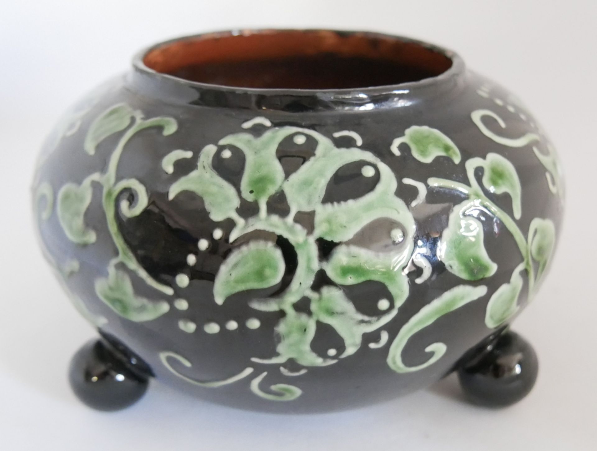 Keramik Vase Kandern am Boden Pressmarke KK im Viereck, Modellnr. 825, schwarz weiße Glasur.