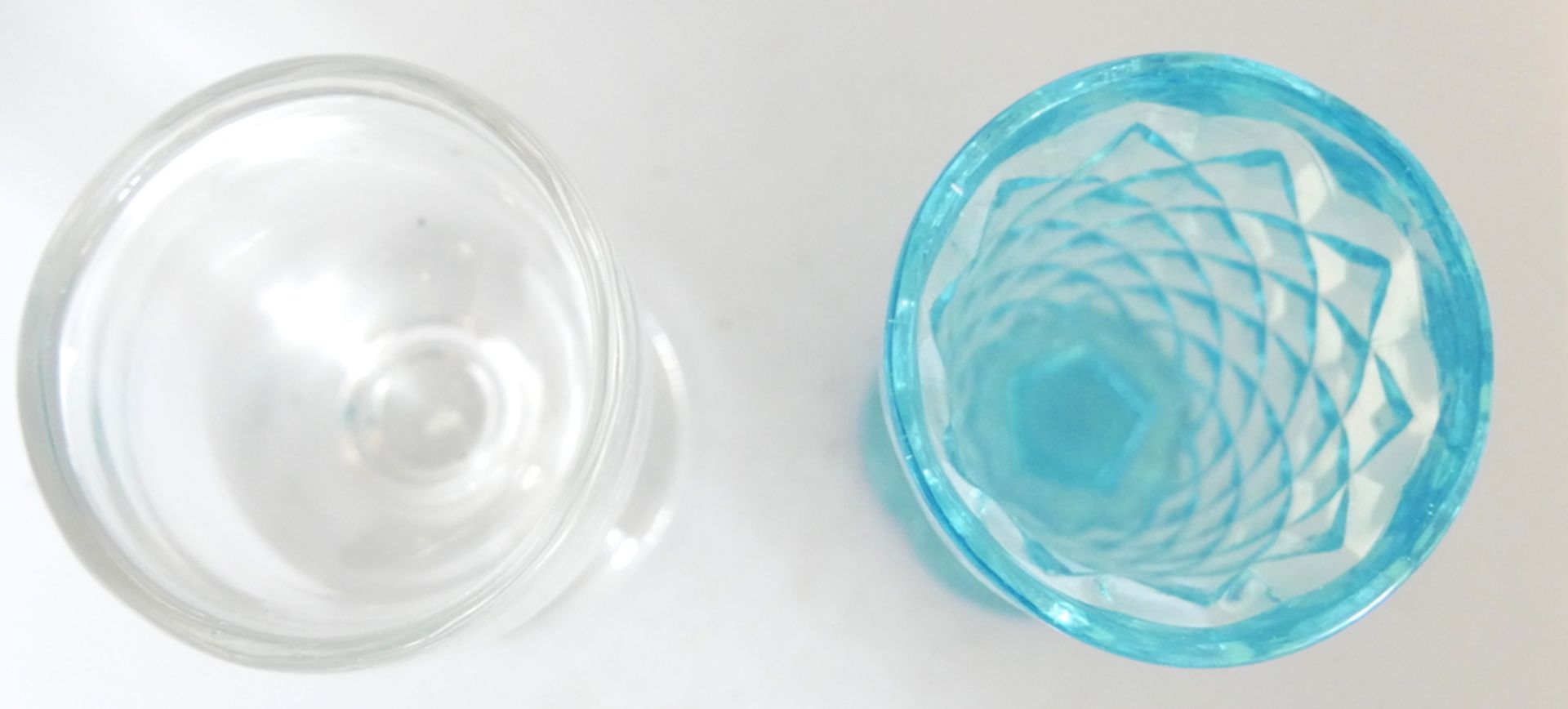 2 alte Gläser, dabei weißes Glas mit Gravur "Automat", sowie blaues Pressglas, Fußbecher wohl - Bild 2 aus 2