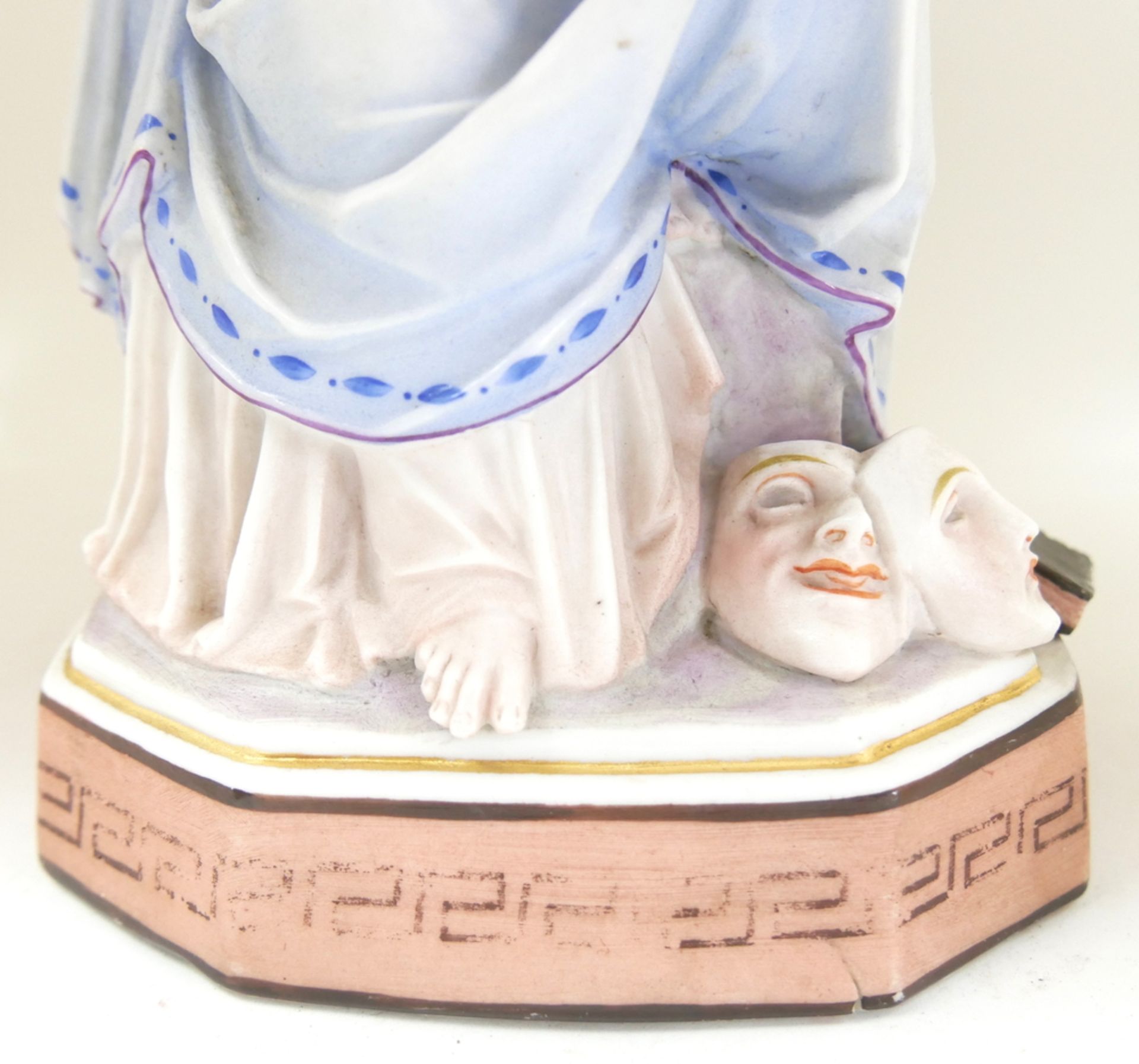 Porzellanfigur "Die Muse" mit Buch. Antike Figur aus Frankreich. Chips an Fingern und Sockel - Bild 3 aus 6