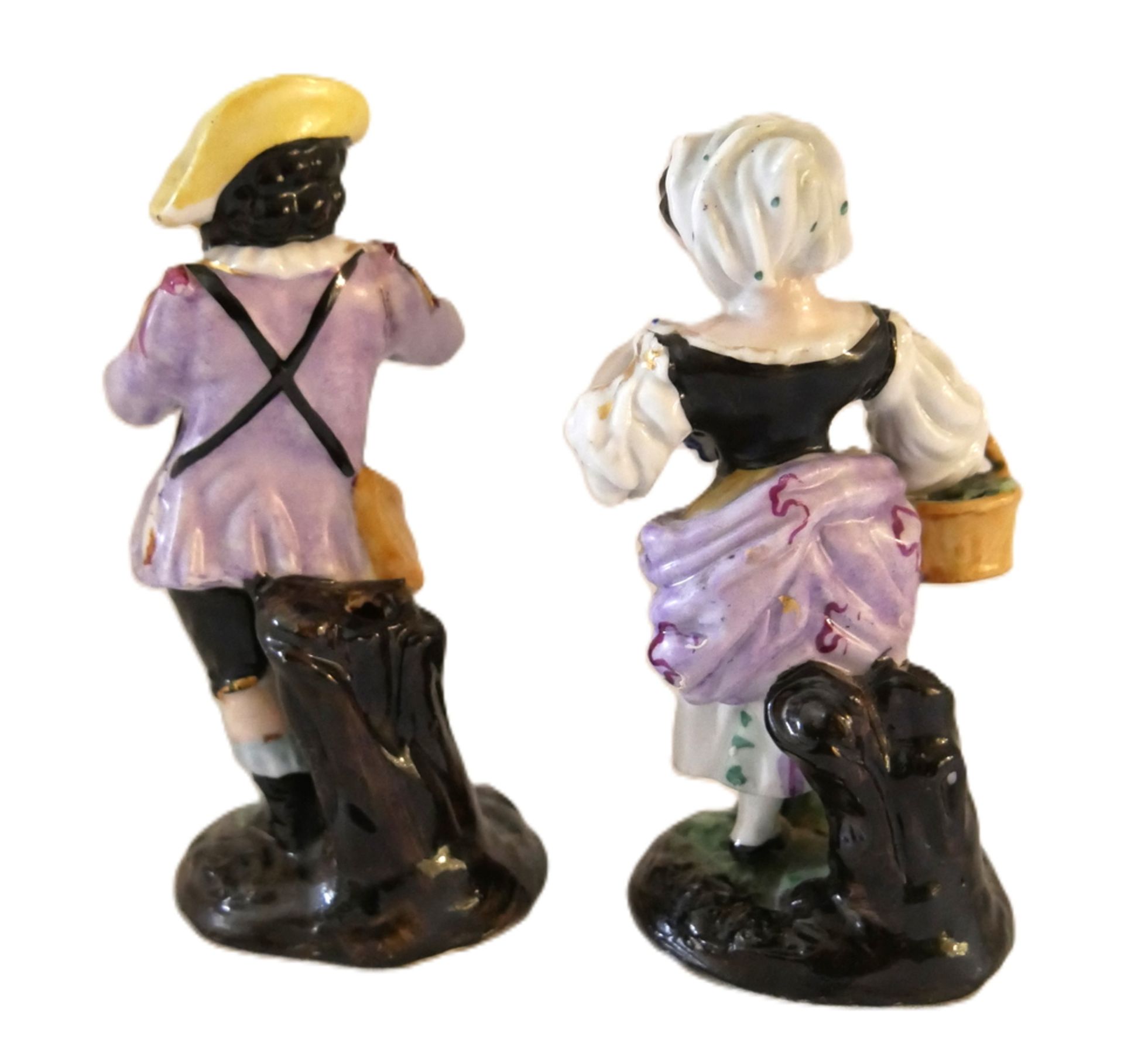 2 Porzellanfiguren, farbig bemalt. Am Boden mit Ritzmarke. Guter Zustand. Höhe bis ca. 12,5 cm um - Bild 3 aus 4