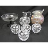 3 Teile Glas aus Auflösung, dabei Vase, Fußschale, Kristallkrug sowie 3 Marmeladengefäße.