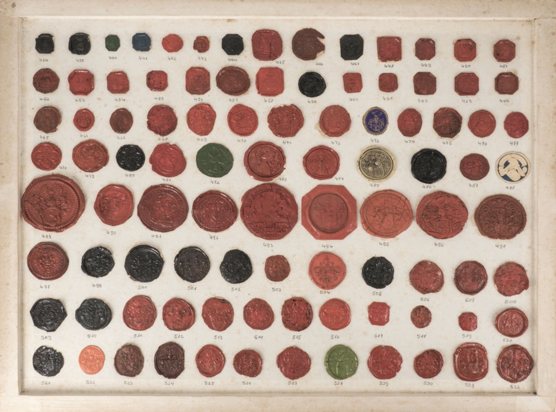 Sammlung verschiedener Siegel aus Auflösung einer riesigen Siegelsammlung.