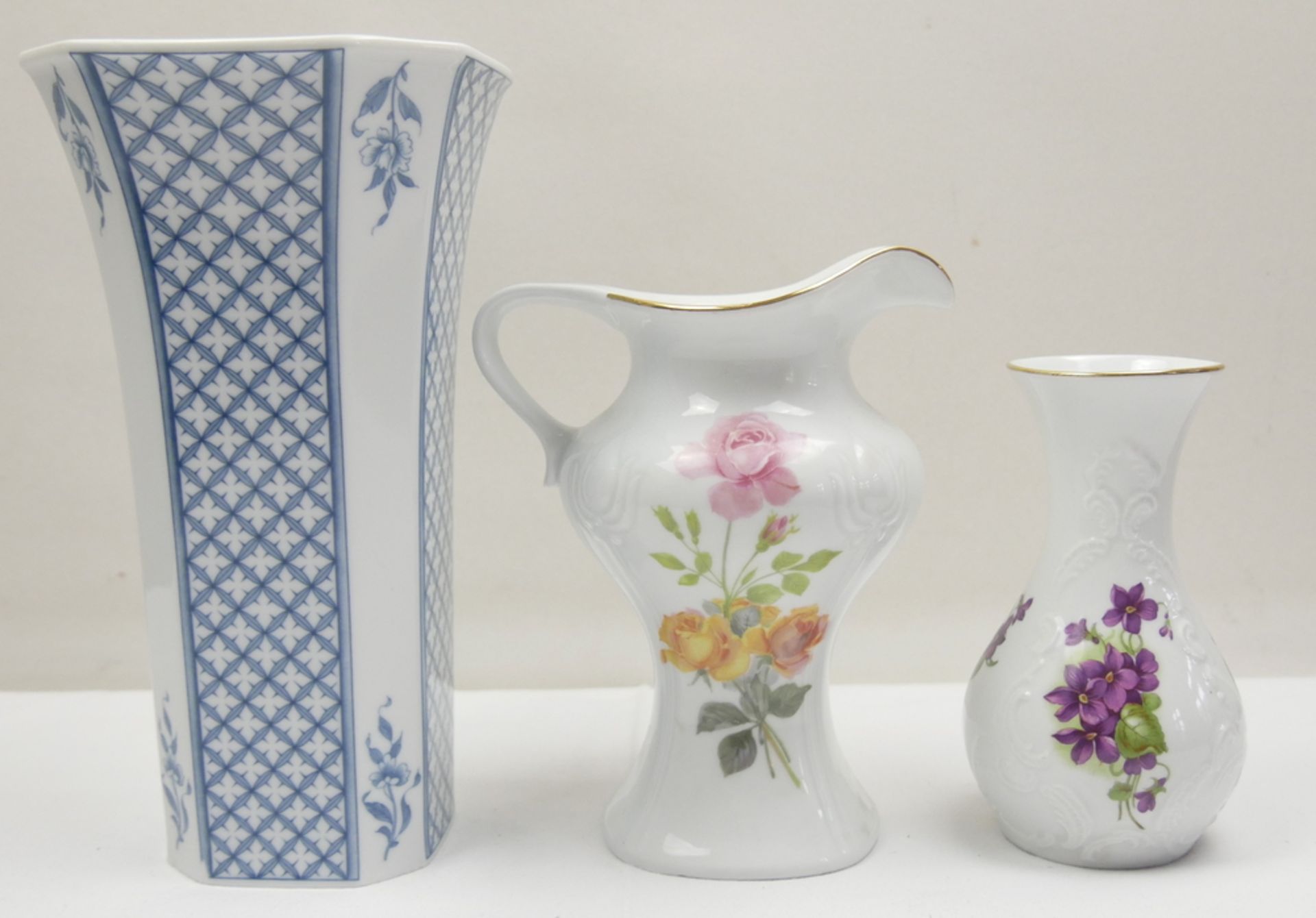 Lot von Porzellanvasen, dabei Heinrich Porzellan Villeroy & Boch "China Blue", Royal Porzellan