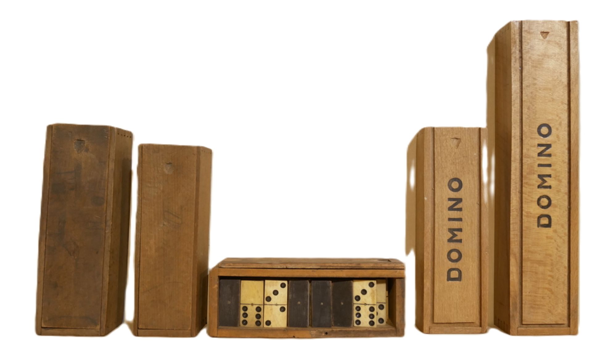 Lot Dominosteine in Holzbox, dabei auch Bein. Insgesamt 5 Sets, nicht auf Vollständigkeit geprüft!