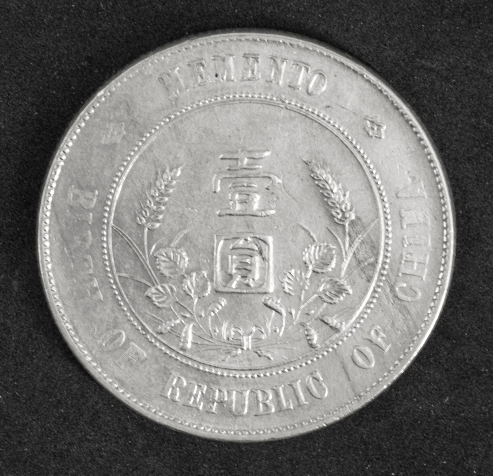 China Republik 1927, 1 Dollar "Dr. Sun Yat Sen". Silber. Erhaltung: ss. - Bild 2 aus 2