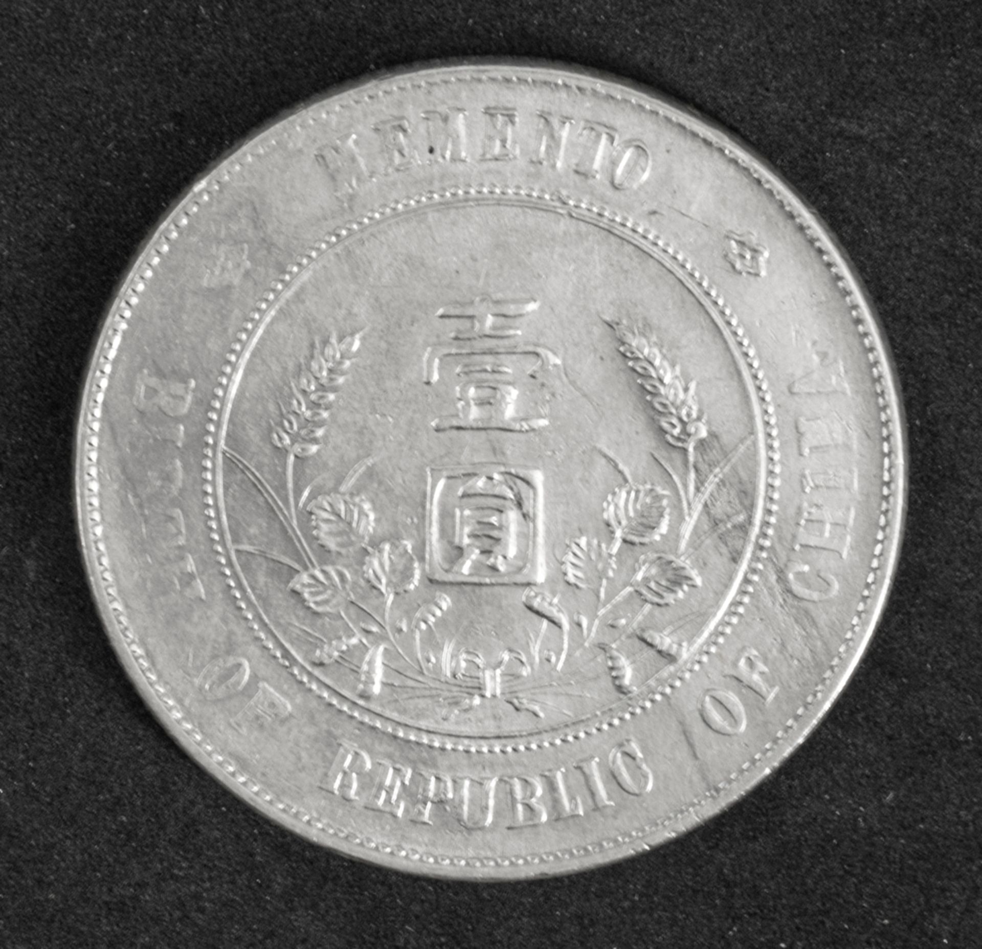 China Republik 1927, 1 Dollar "Dr. Sun Yat Sen". Silber. Erhaltung: ss. - Image 2 of 2