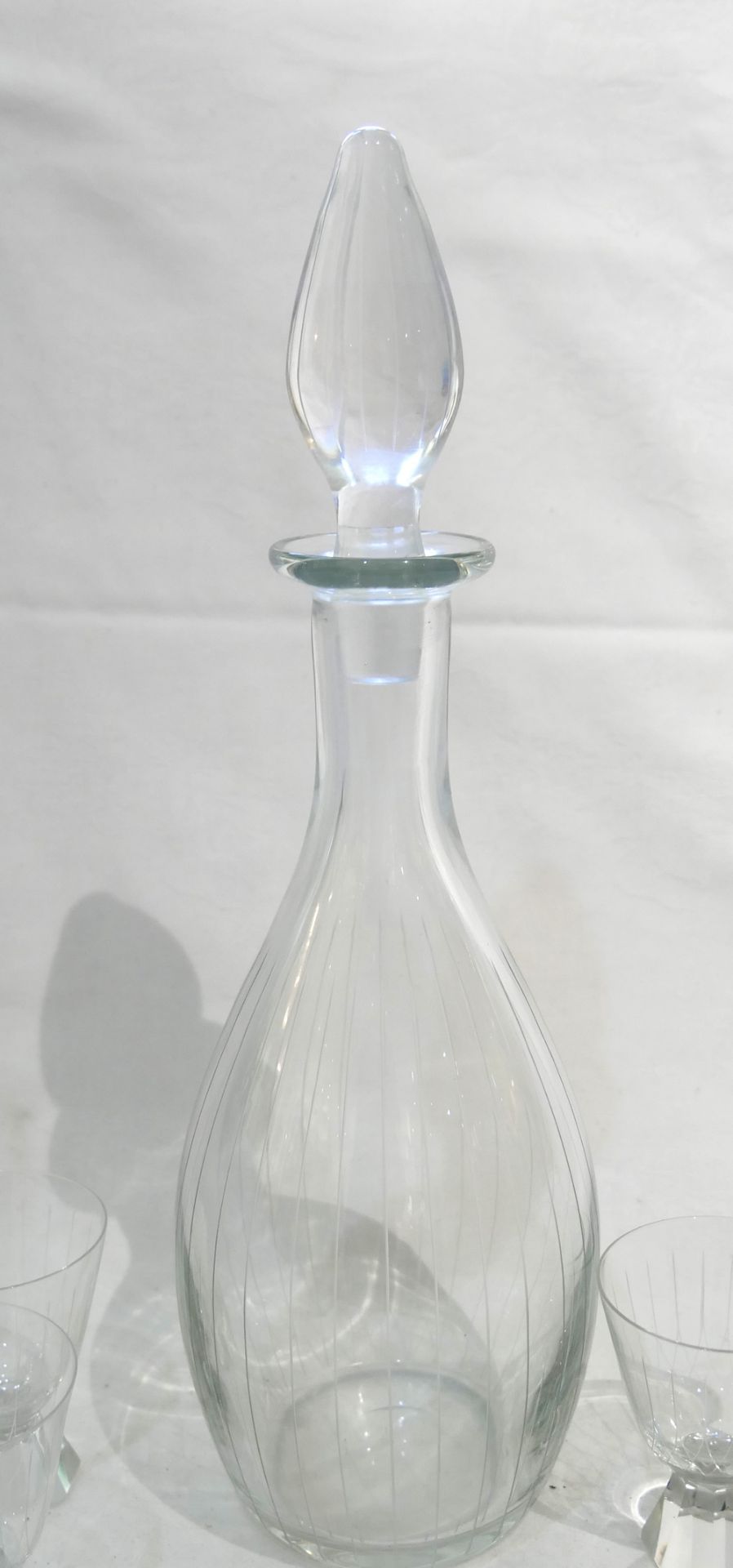 Stöpselflasche, mit 7 passenden Gläsern. Höhe der Flasche mit Stöpsel ca. 37 cm - Bild 2 aus 2