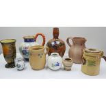 Lot verschiedene Keramik, insgesamt 9 Teile, dabei Krüge und Vasen auch Majolika. Bitte besichtigen