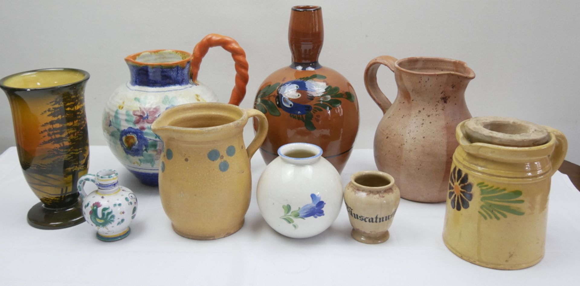 Lot verschiedene Keramik, insgesamt 9 Teile, dabei Krüge und Vasen auch Majolika. Bitte besichtigen