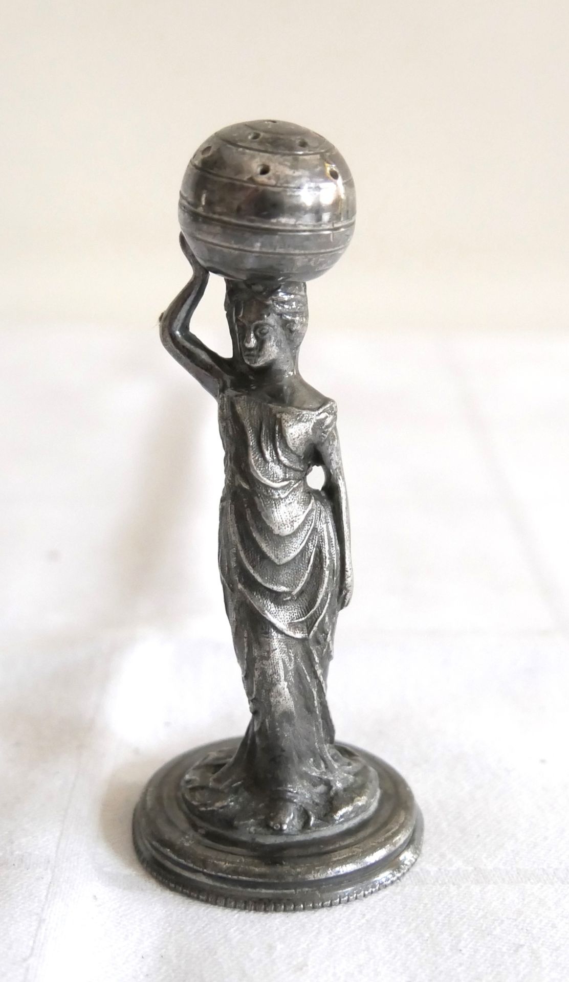 versilberter Zahnstocherhalter "Frauenfigur". Höhe ca. 10 cm