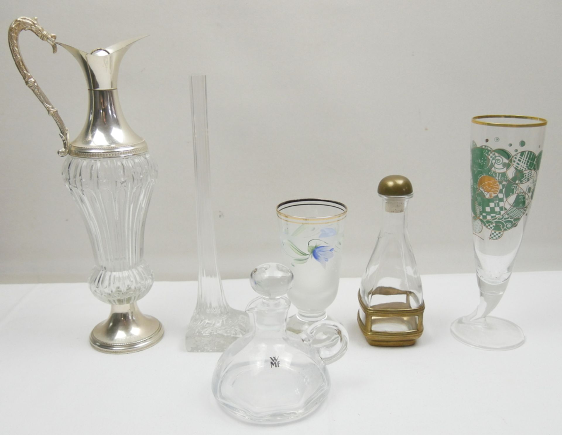 Lot Glas aus Auflösung, dabei Vase, Glaskaraffe mit Stöpsel, Bierglas, Glas mit Emaillemalerei, etc.