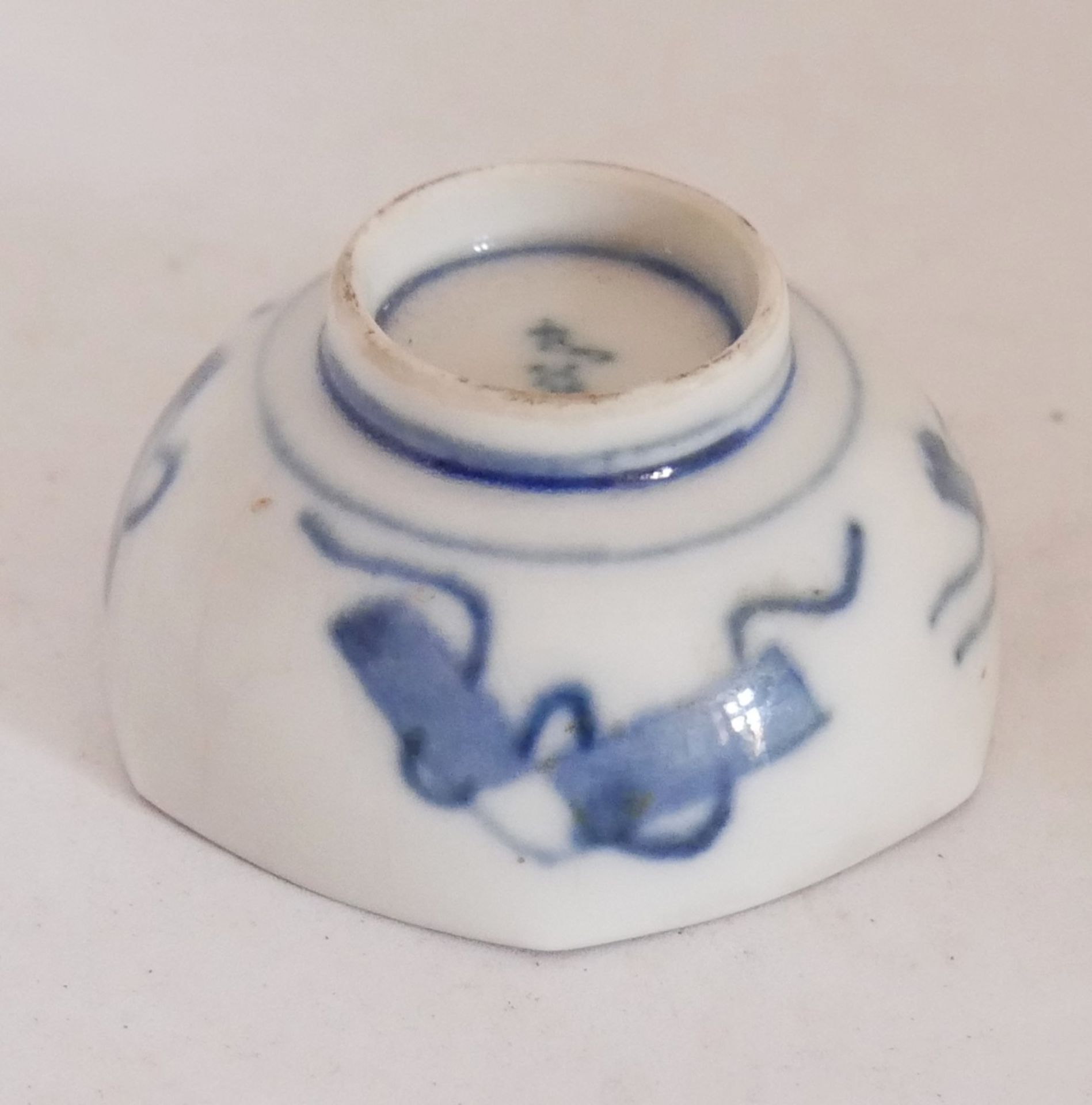 Sakazuki Kutani ? kleiner Sake Becher wohl um 1900, handbemalt mit Goldrand. Am Boden - Bild 4 aus 4