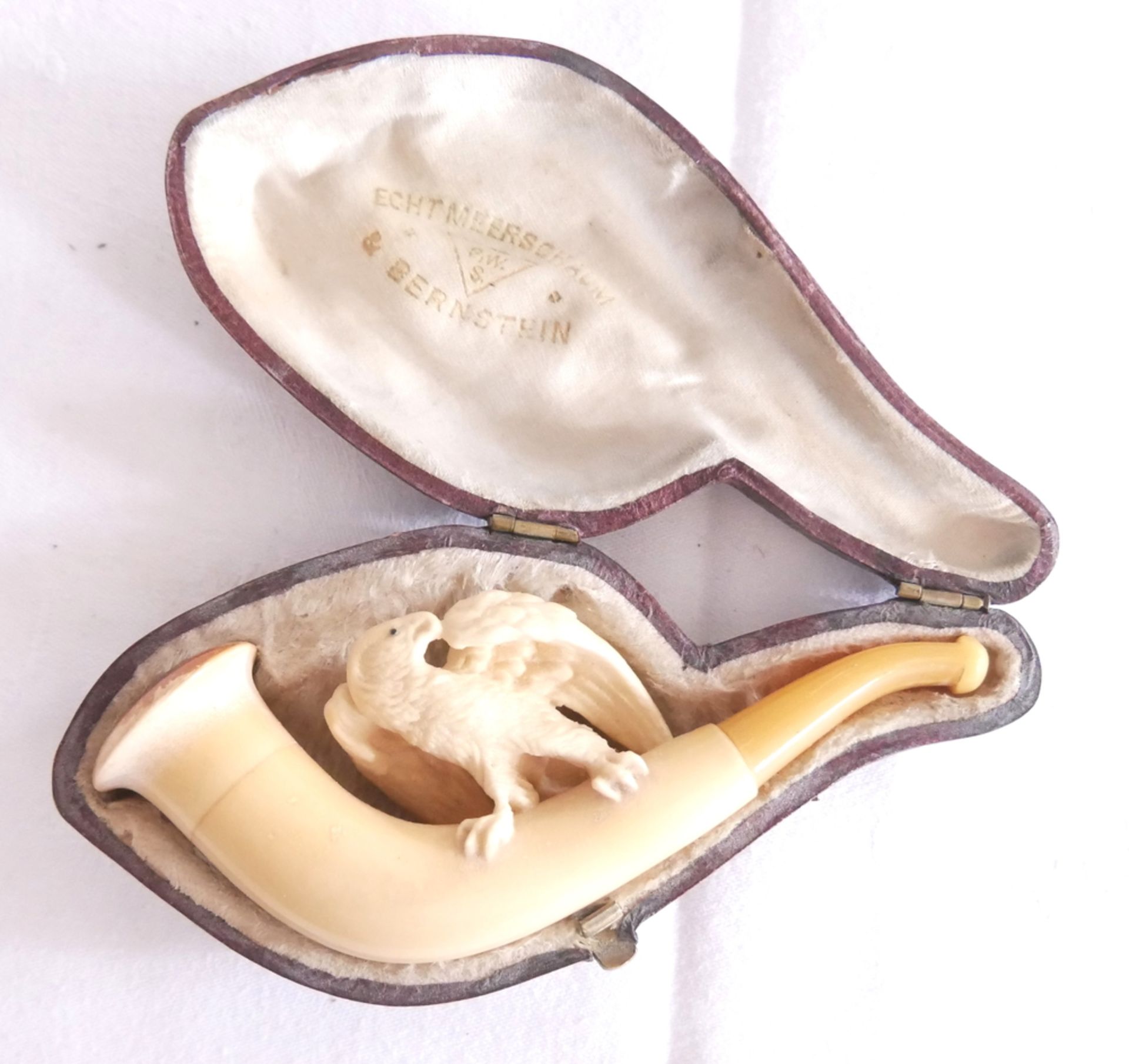 antike Meerschaumpfeife mit geschnitztem Adler, Mundstück aus Bernstein im Etui.