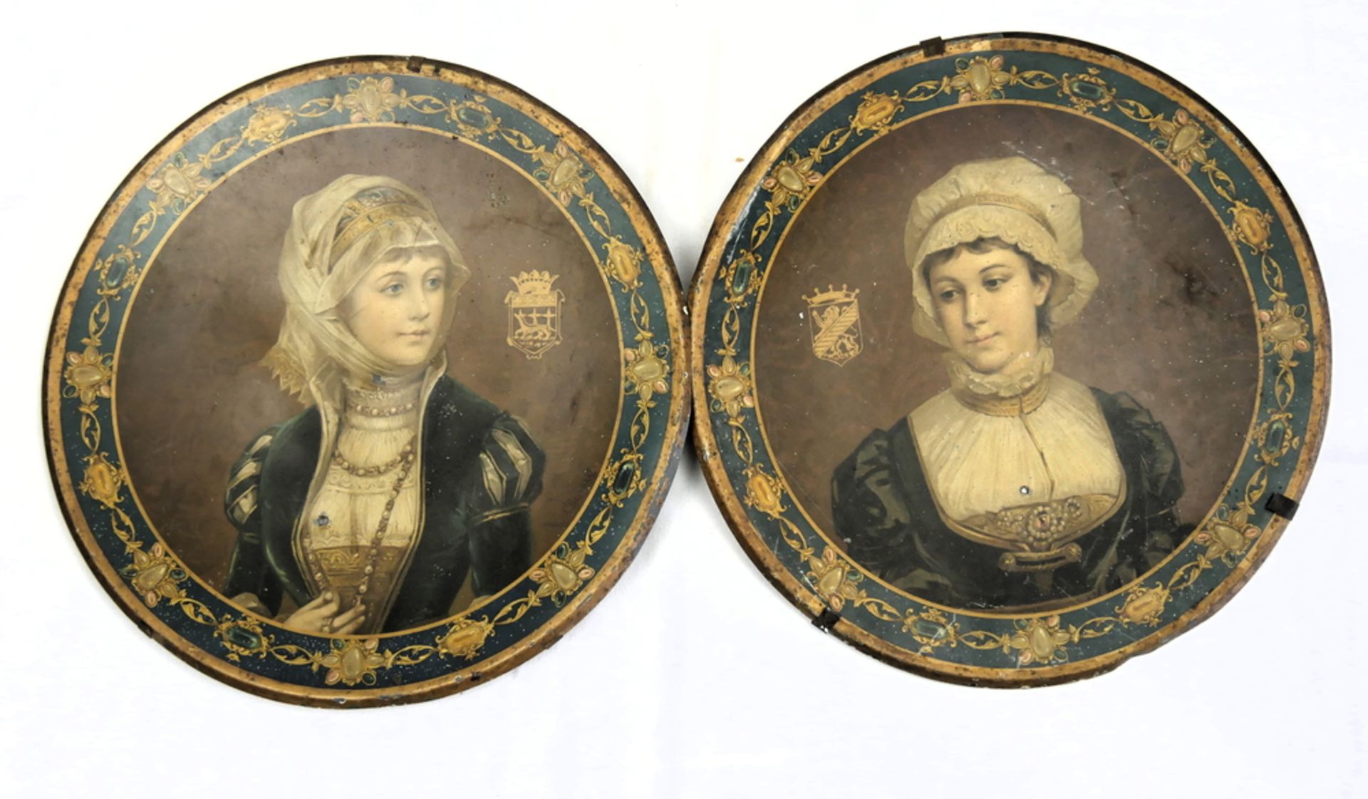 2 Blech Lithographierte weibliche Portraits und Wappen, 1x "Anne de Bretagne EP" mit Wandaufhängung.