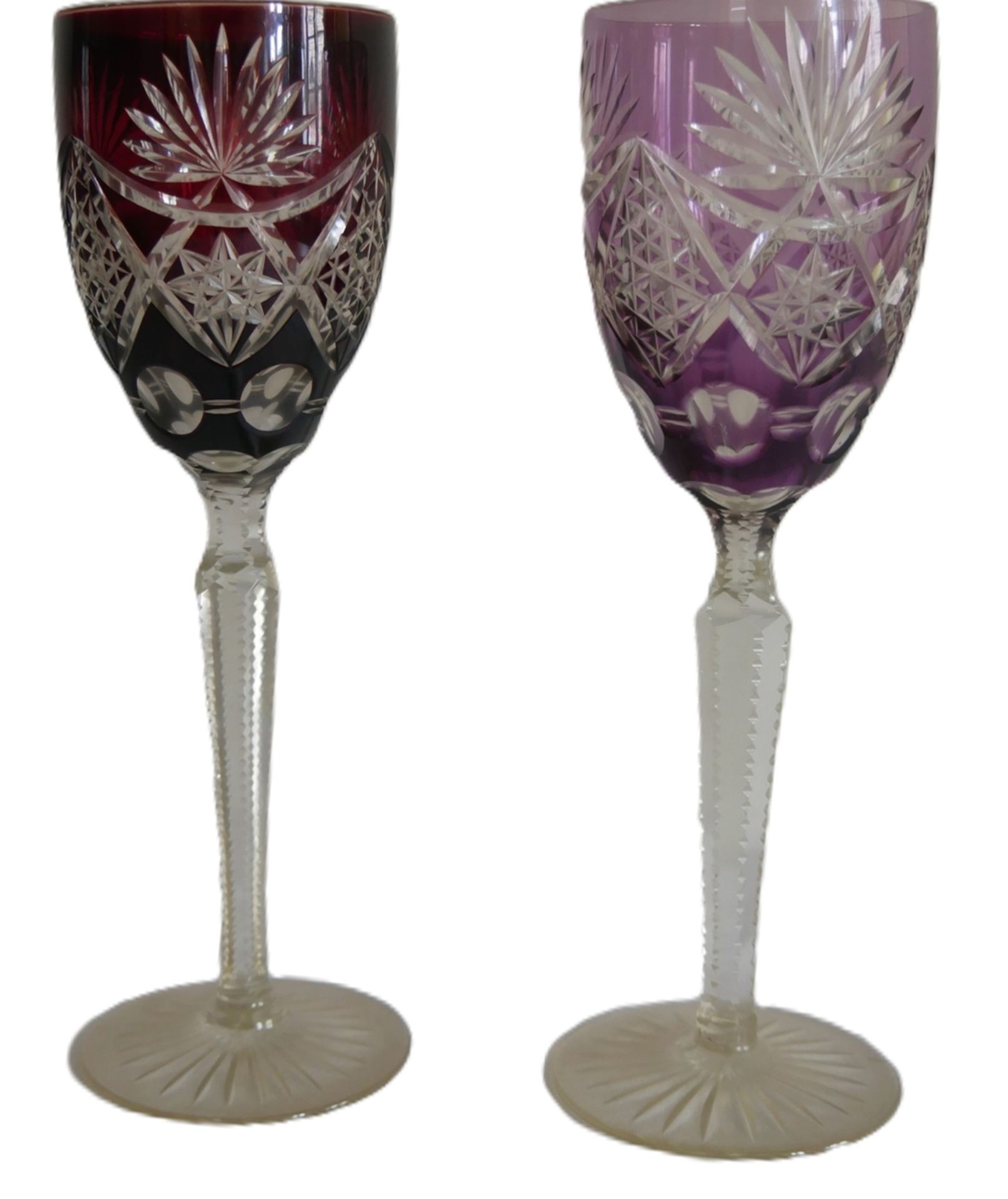 2 farbige Weinkelche Kristallglas, 1x rubinrot und 1x lila.