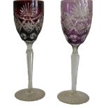2 farbige Weinkelche Kristallglas, 1x rubinrot und 1x lila.