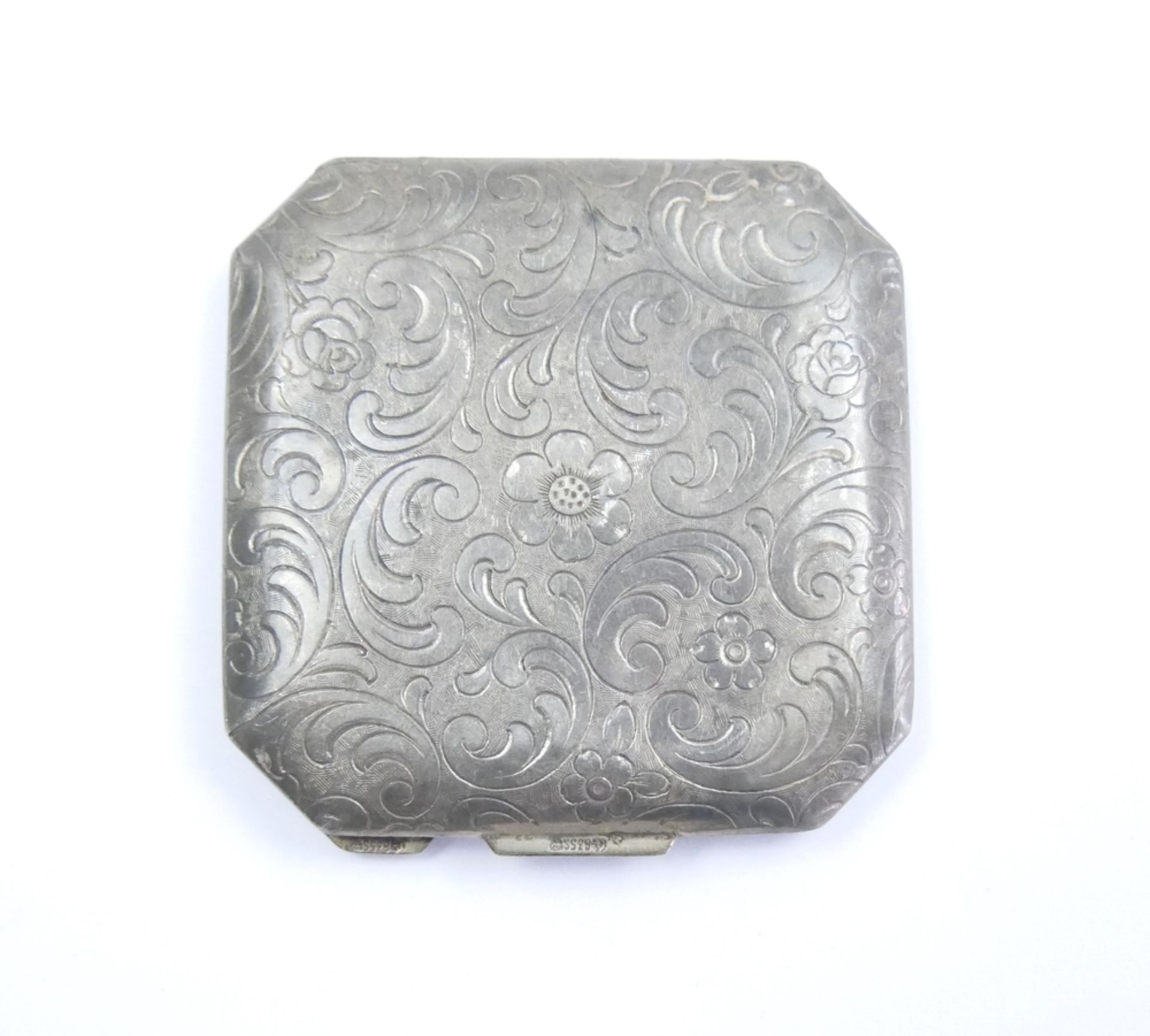 Puderdose, 835er Silber, Verschluß defekt. Maße: 6x6 cm