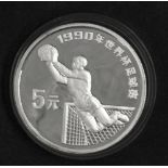 China 1990, 5 Yuan - Silbermünze "Fußball WM 1990". Durchmesser: ca. 39 mm. Gewicht: ca. 27,2 g.