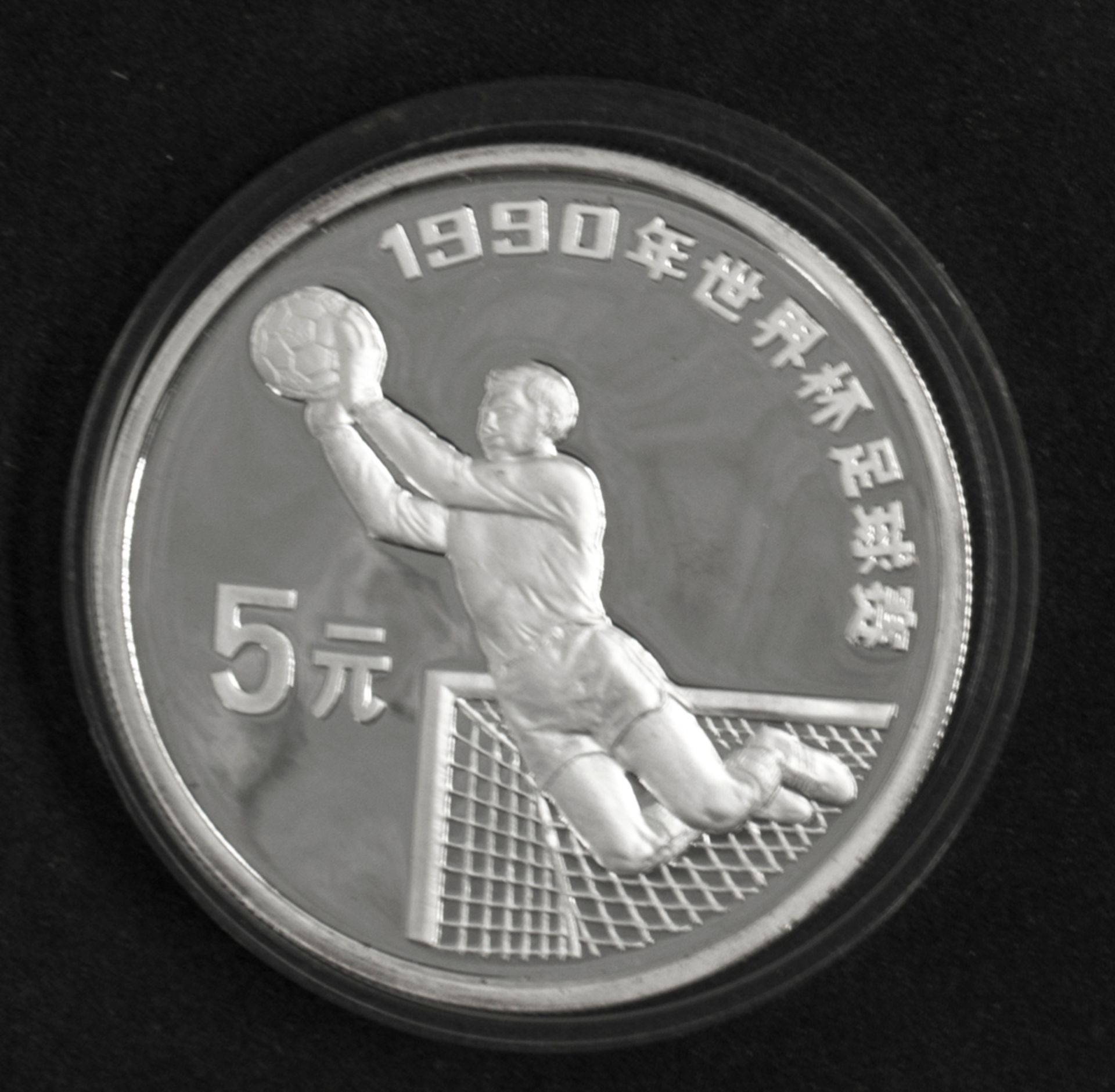 China 1990, 5 Yuan - Silbermünze "Fußball WM 1990". Durchmesser: ca. 39 mm. Gewicht: ca. 27,2 g.