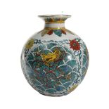 Porzellanvase China mit Drachenmotiv, am Boden gemarkt. Höhe ca. 18,5 cm