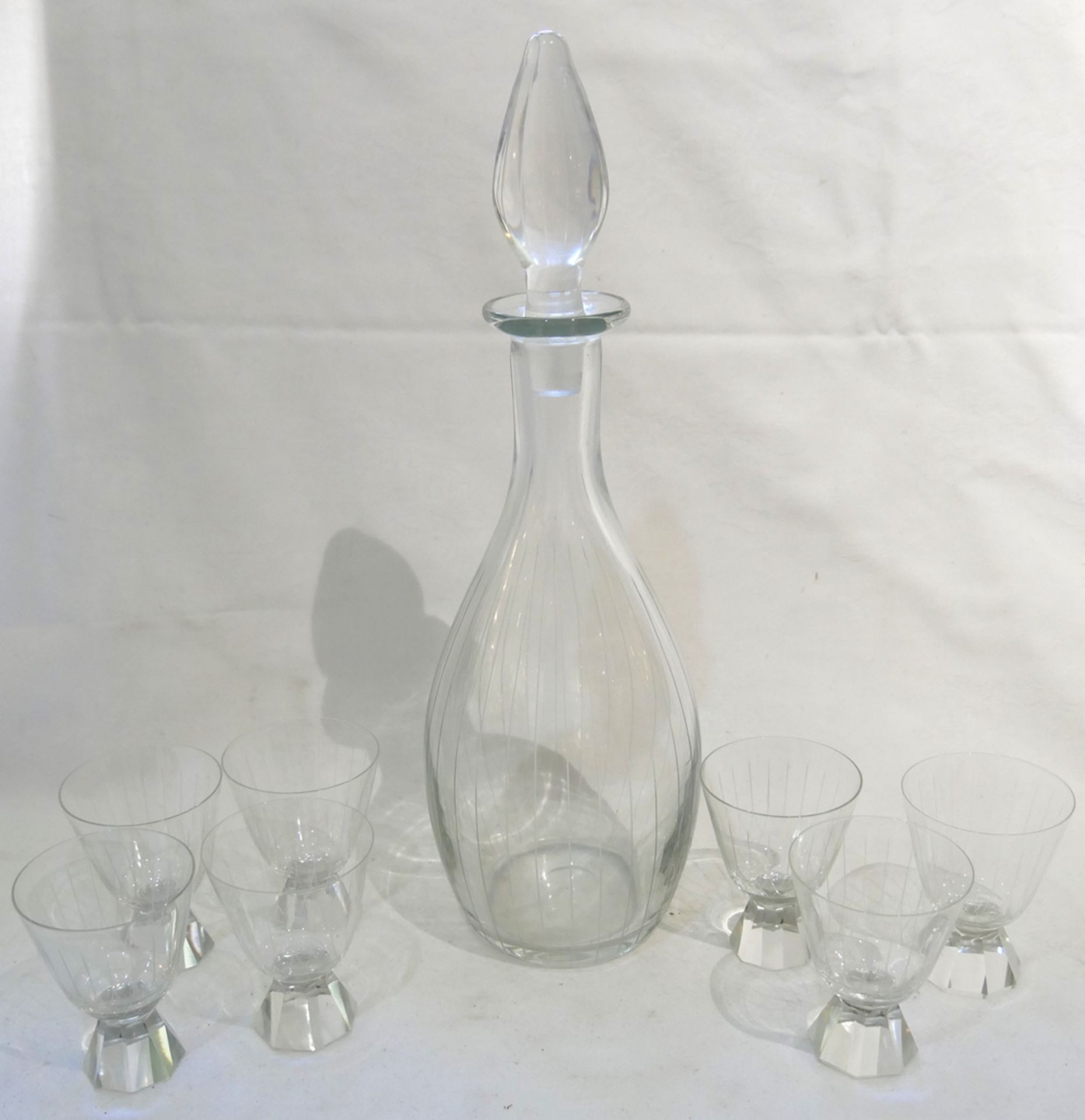 Stöpselflasche, mit 7 passenden Gläsern. Höhe der Flasche mit Stöpsel ca. 37 cm