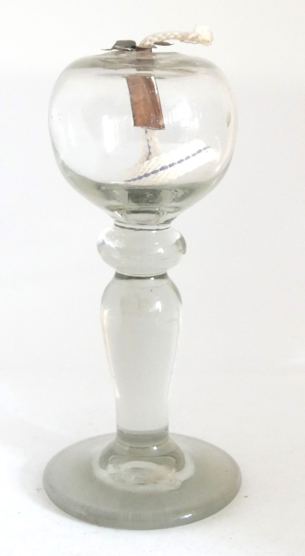 Öllampe aus Glas, Höhe ca. 17 cm. Guter Zustand.