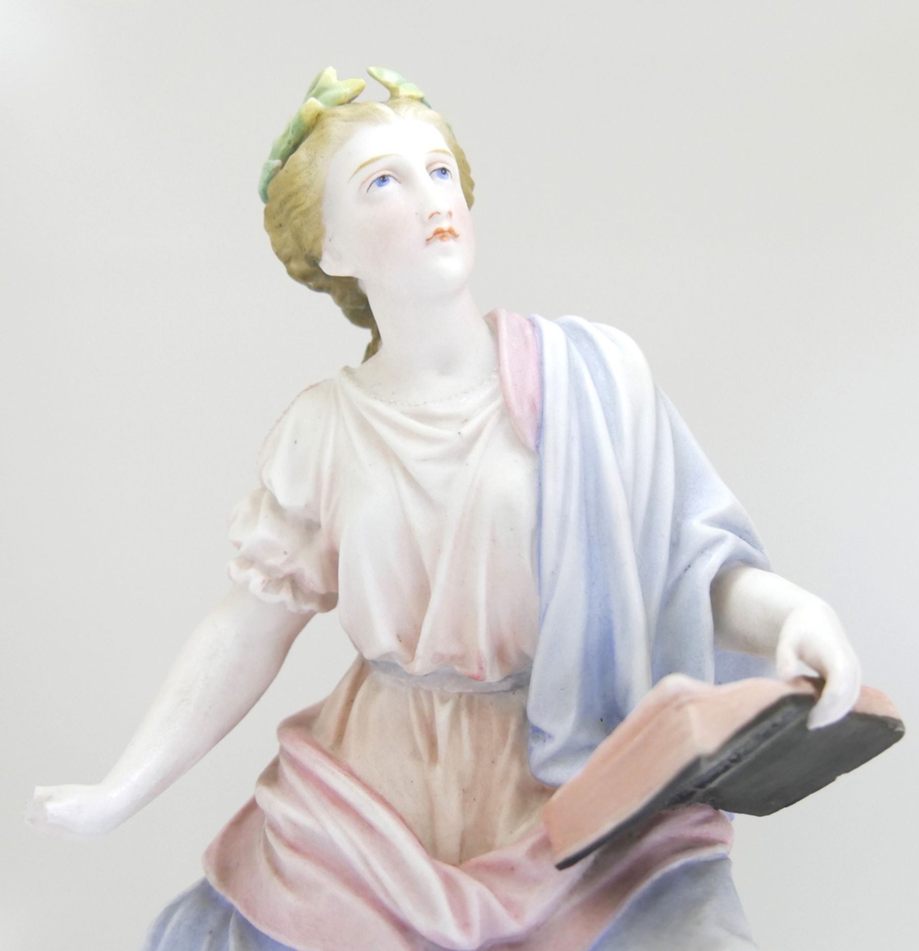 Porzellanfigur "Die Muse" mit Buch. Antike Figur aus Frankreich. Chips an Fingern und Sockel - Bild 2 aus 6