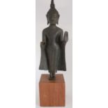 Stehender Abhaya Schutz Buddha Statue, 1 Arm fehlt. Wohl Thailand auf Holzsockel. Höhe ca. 24 cm.